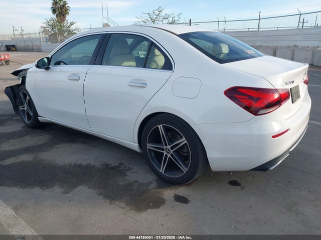 WDD3G4EBXKW011717 Mercedes-Benz A 220