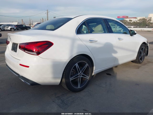 WDD3G4EBXKW011717 Mercedes-Benz A 220