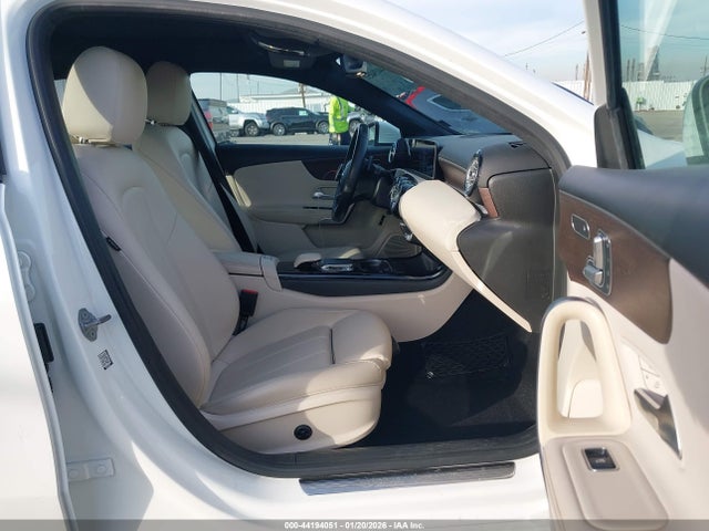 WDD3G4EBXKW011717 Mercedes-Benz A 220