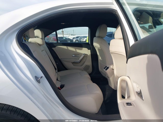 WDD3G4EBXKW011717 Mercedes-Benz A 220