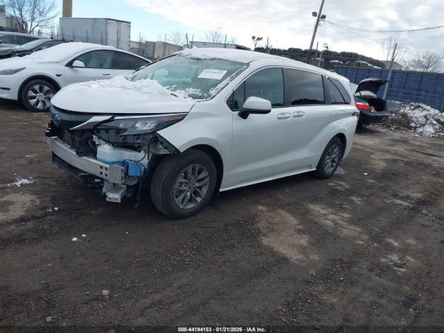 Toyota SIENNA XLE 2025 5TDYSKFC9SS156726 Image 2