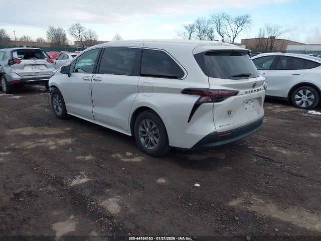 Toyota SIENNA XLE 2025 5TDYSKFC9SS156726 Image 3