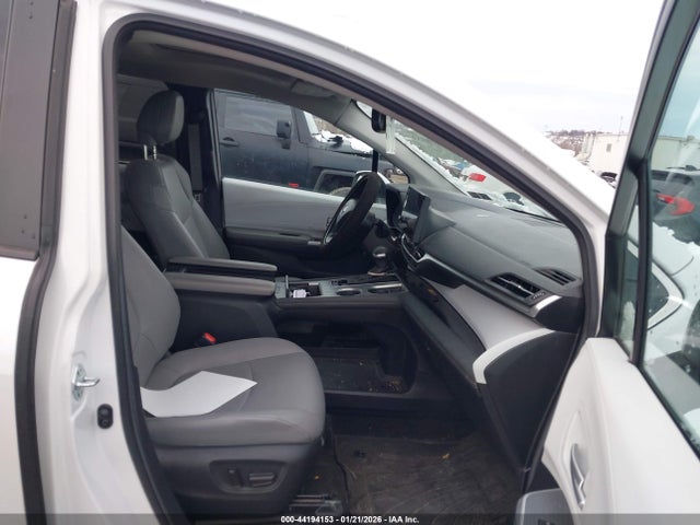 Toyota SIENNA XLE 2025 5TDYSKFC9SS156726 Image 5