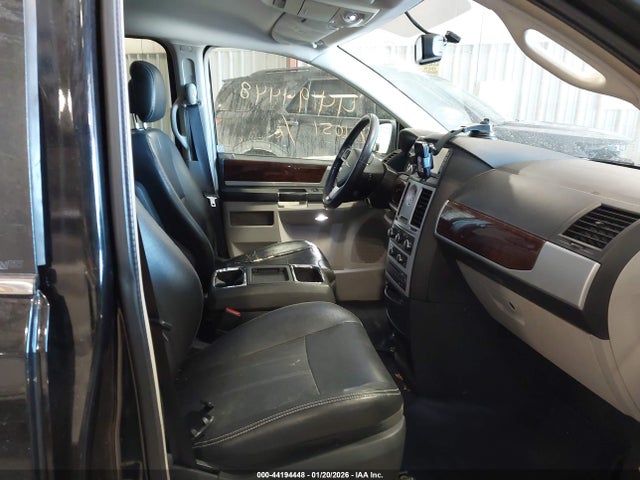 44194448 :رقم المزاد ، 2A4RR8D11AR381051 vin ، 2010 Chrysler Town & Country Touring Plus مزاد بيع