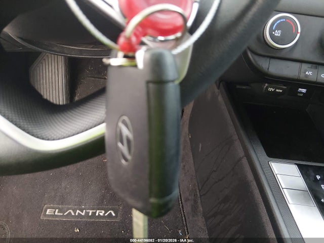 KMHLL4DG9RU687564 Hyundai ELANTRA SE