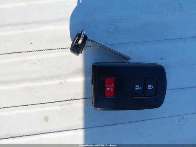JTDKDTB34F1576960 Toyota Prius C Three