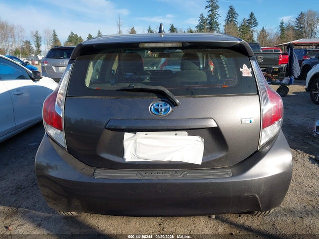 JTDKDTB34F1576960 Toyota Prius C Three