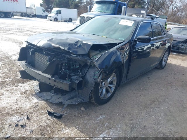 2015 Chrysler 300 Limited მანქანა იყიდება აუქციონზე, vin: 2C3CCAAG6FH868163, აუქციონის ნომერი: 44196399