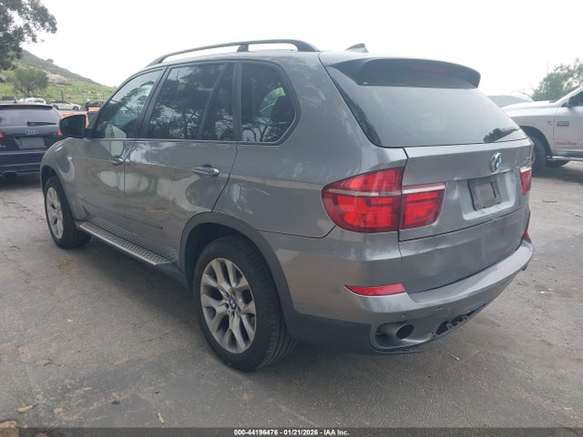 2011 BMW X5 5UXZV4C51BL738123 Photo 2