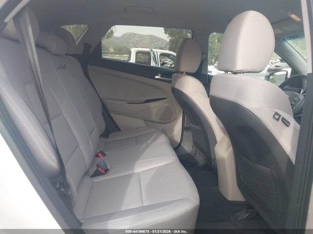 KM8J23A4XLU157996 Hyundai TUCSON SE