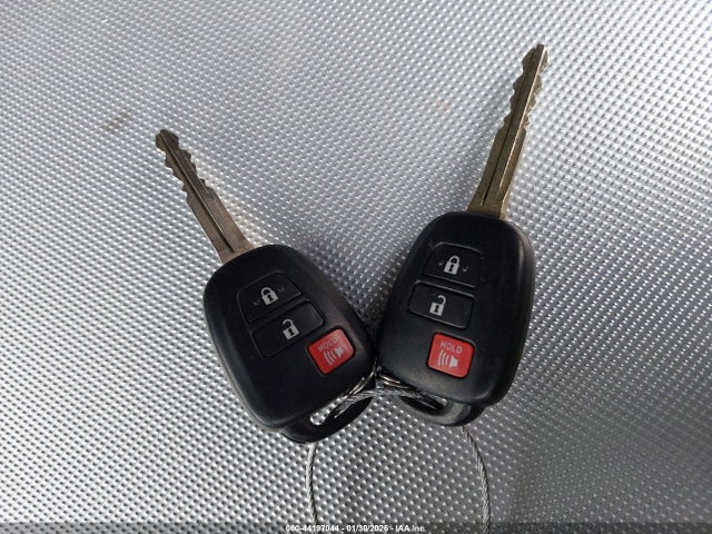 JTMBFREVXHJ104887 Toyota RAV4 LE
