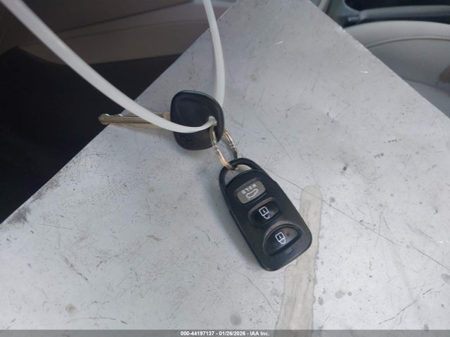 KMHD74LF8HU084069 Hyundai ELANTRA SE