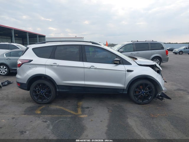 44197193 :رقم المزاد ، 1FMCU9J96HUC49888 vin ، 2017 Ford Escape Titanium مزاد بيع