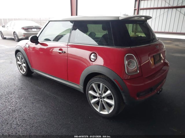 2011 MINI COOPER S WMWSV3C58BTY24829 Photo 2