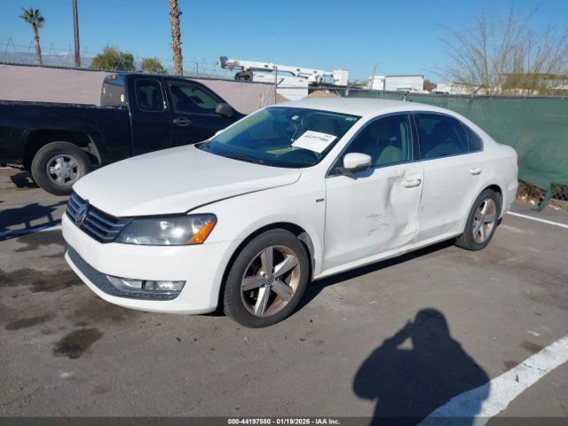 2015 VOLKSWAGEN PASSAT 1VWAT7A32FC110601 Photo 1