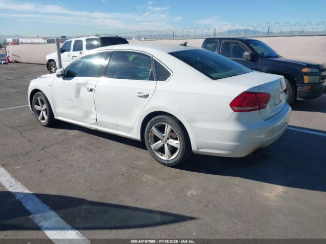 2015 VOLKSWAGEN PASSAT 1VWAT7A32FC110601 Photo 2