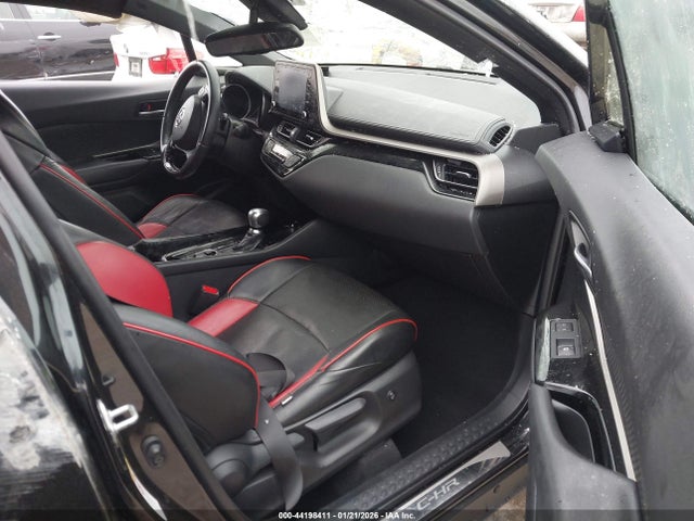 JTNKHMBX6K1018885 Toyota C-HR XLE