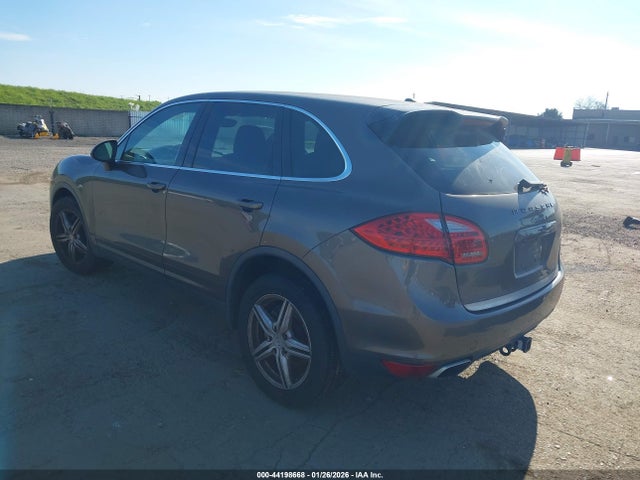 2011 PORSCHE CAYENNE WP1AB2A2XBLA41939 Photo 2