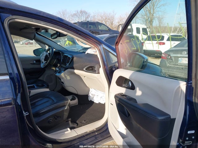 44199276 :رقم المزاد ، 2C4RC1GGXJR245869 vin ، 2018 Chrysler Pacifica Limited مزاد بيع