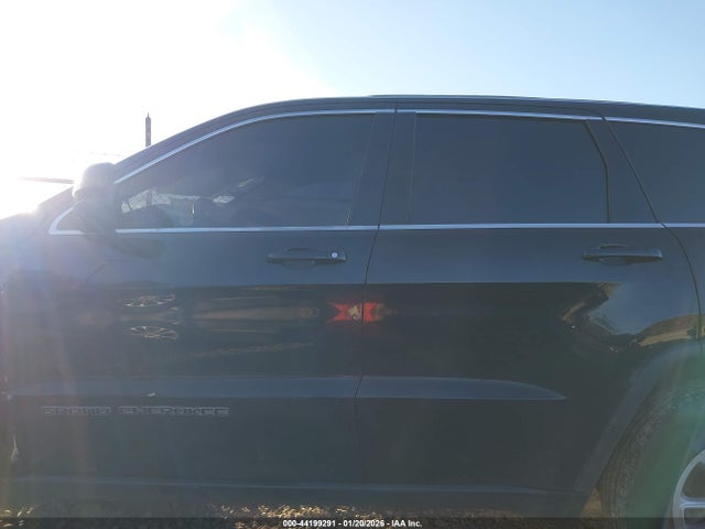 1C4RJEAG1JC246701 Jeep Grand Cherokee Laredo 4x2