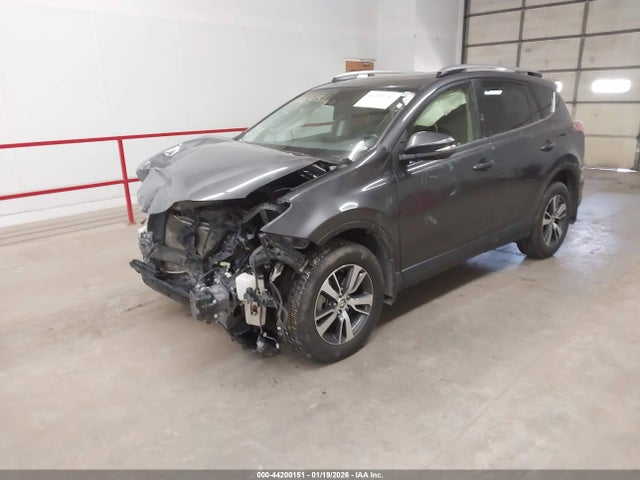 Toyota Rav4 Xle 2017 JTMRFREV7HJ110709 Image 2