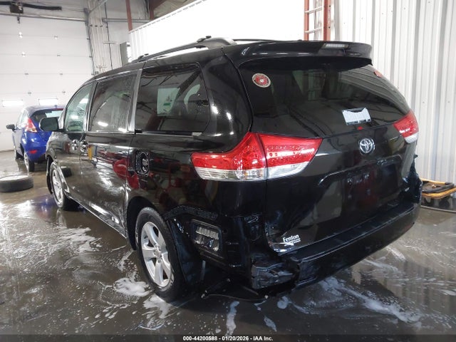 2011 TOYOTA SIENNA 5TDKK3DC2BS052111 Photo 2