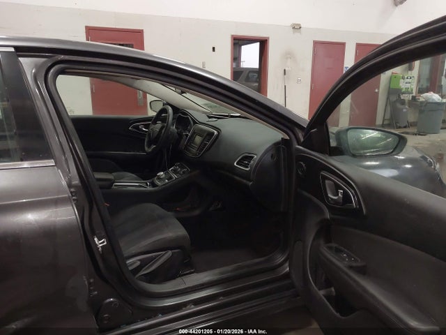 2015 Chrysler 200 Limited მანქანა იყიდება აუქციონზე, vin: 1C3CCCAB9FN677926, აუქციონის ნომერი: 44201205
