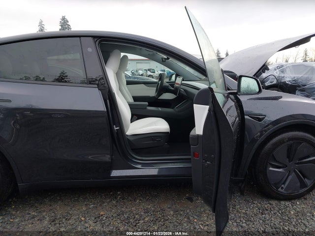 2026 TESLA MODEL Y 7SAYGDEE3TF450423 Photo 4