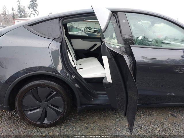 2026 TESLA MODEL Y 7SAYGDEE3TF450423 Photo 7