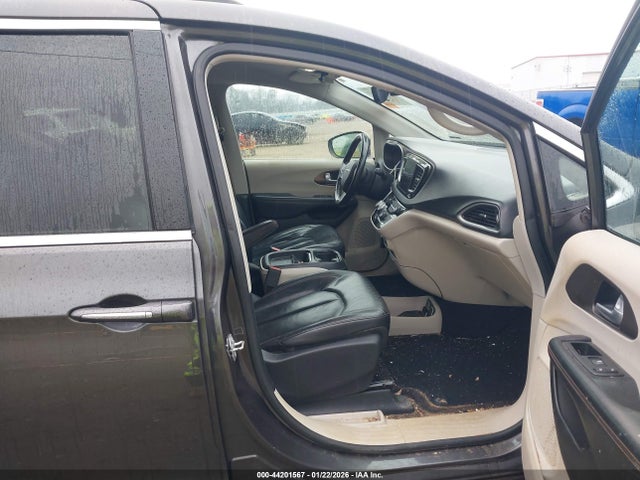 Продаж на аукціоні авто 2017 Chrysler Pacifica Touring-l, vin: 2C4RC1BG0HR794837, номер лоту: 44201567