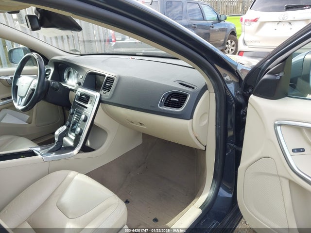 2013 Volvo S60 T5 მანქანა იყიდება აუქციონზე, vin: YV1612FS5D2219990, აუქციონის ნომერი: 44201747