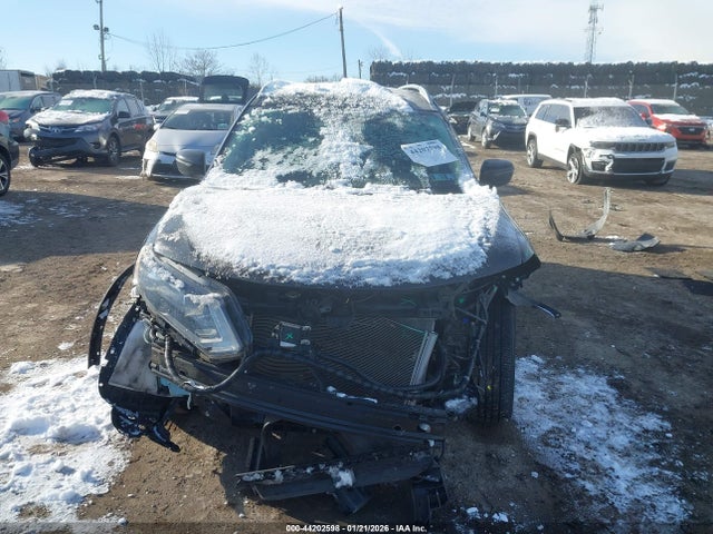 5N1AT2MV8JC815460 Nissan ROGUE SV