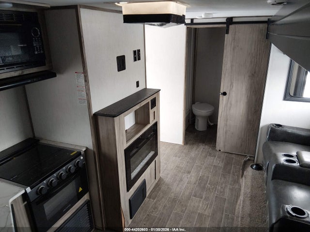 44202603 :رقم المزاد ، 5ZT2CKLBXN2008643 vin ، 2022 Forest River Cherokee Alpha Wolf مزاد بيع