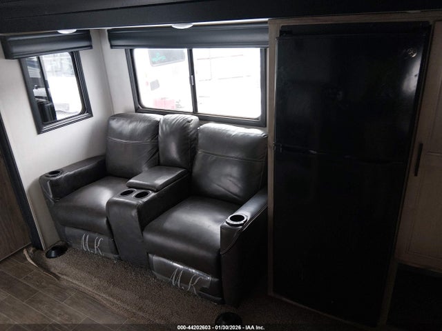 44202603 :رقم المزاد ، 5ZT2CKLBXN2008643 vin ، 2022 Forest River Cherokee Alpha Wolf مزاد بيع