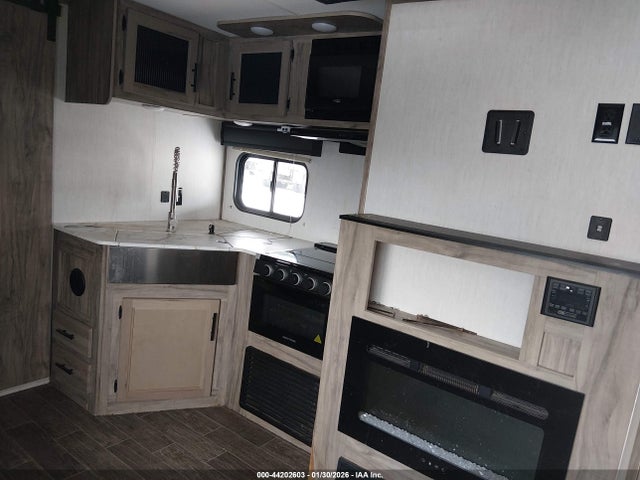 44202603 :رقم المزاد ، 5ZT2CKLBXN2008643 vin ، 2022 Forest River Cherokee Alpha Wolf مزاد بيع