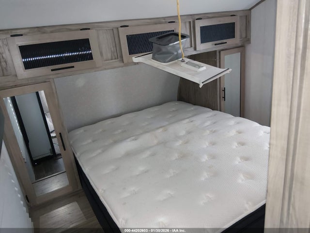 44202603 :رقم المزاد ، 5ZT2CKLBXN2008643 vin ، 2022 Forest River Cherokee Alpha Wolf مزاد بيع