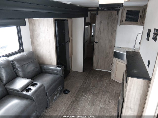 44202603 :رقم المزاد ، 5ZT2CKLBXN2008643 vin ، 2022 Forest River Cherokee Alpha Wolf مزاد بيع