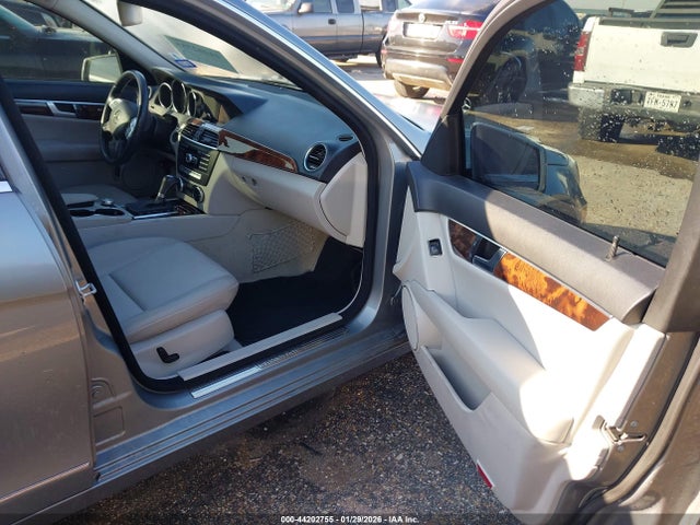 44202755 :رقم المزاد ، WDDGF4HB1ER307471 vin ، 2014 Mercedes-benz C 250 Luxury/sport مزاد بيع