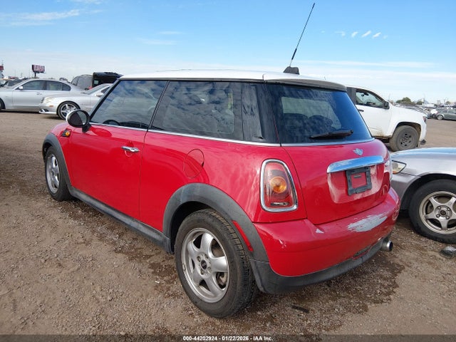 2010 MINI COOPER WMWMF3C52ATU79415 Photo 2