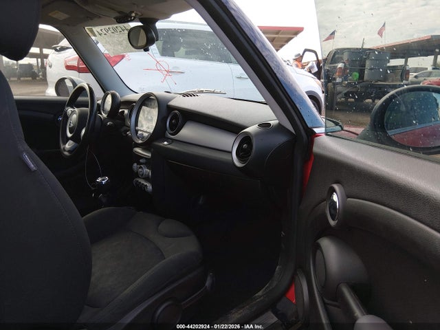 2010 MINI COOPER WMWMF3C52ATU79415 Photo 4