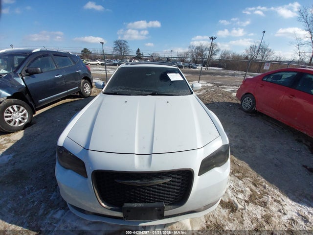 2017 Chrysler 300 300s Alloy Edition მანქანა იყიდება აუქციონზე, vin: 2C3CCABG0HH624185, აუქციონის ნომერი: 44204297