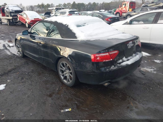 2011 AUDI A5 WAUCFAFH6BN011733 Photo 2