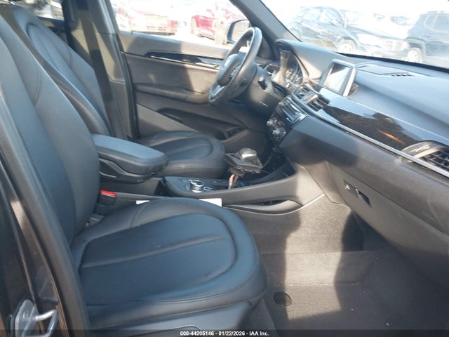 2017 BMW X1 WBXHT3C37H5F74133 Photo 4