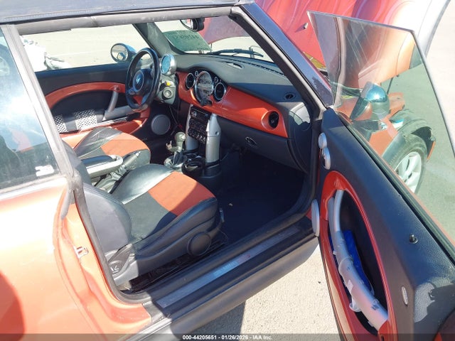 2006 MINI COOPER S WMWRH33516TL93715 Photo 4