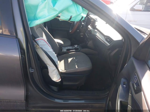 1FMCU9G69NUA67949 Ford ESCAPE SE