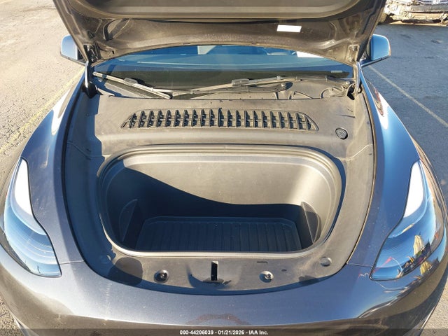 2024 Tesla Model Y Long Range Dual Motor All-wheel Drive მანქანა იყიდება აუქციონზე, vin: 7SAYGDEE3RF079370, აუქციონის ნომერი: 44206039