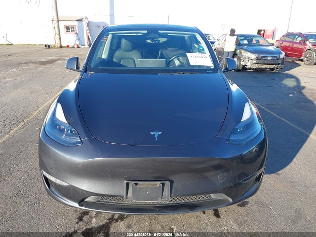 2024 Tesla Model Y Long Range Dual Motor All-wheel Drive მანქანა იყიდება აუქციონზე, vin: 7SAYGDEE3RF079370, აუქციონის ნომერი: 44206039