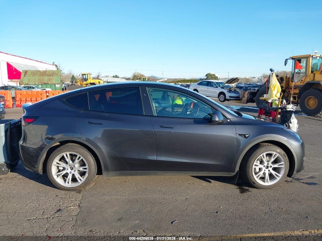 2024 Tesla Model Y Long Range Dual Motor All-wheel Drive მანქანა იყიდება აუქციონზე, vin: 7SAYGDEE3RF079370, აუქციონის ნომერი: 44206039