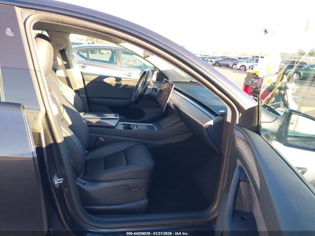 2024 Tesla Model Y Long Range Dual Motor All-wheel Drive მანქანა იყიდება აუქციონზე, vin: 7SAYGDEE3RF079370, აუქციონის ნომერი: 44206039