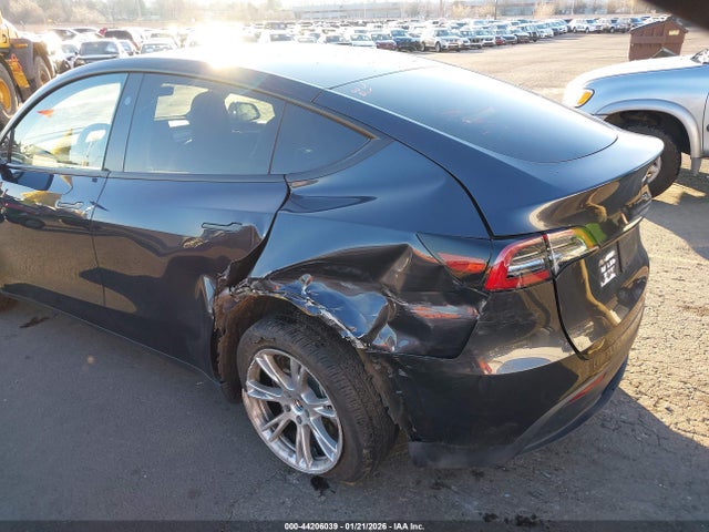 2024 Tesla Model Y Long Range Dual Motor All-wheel Drive მანქანა იყიდება აუქციონზე, vin: 7SAYGDEE3RF079370, აუქციონის ნომერი: 44206039
